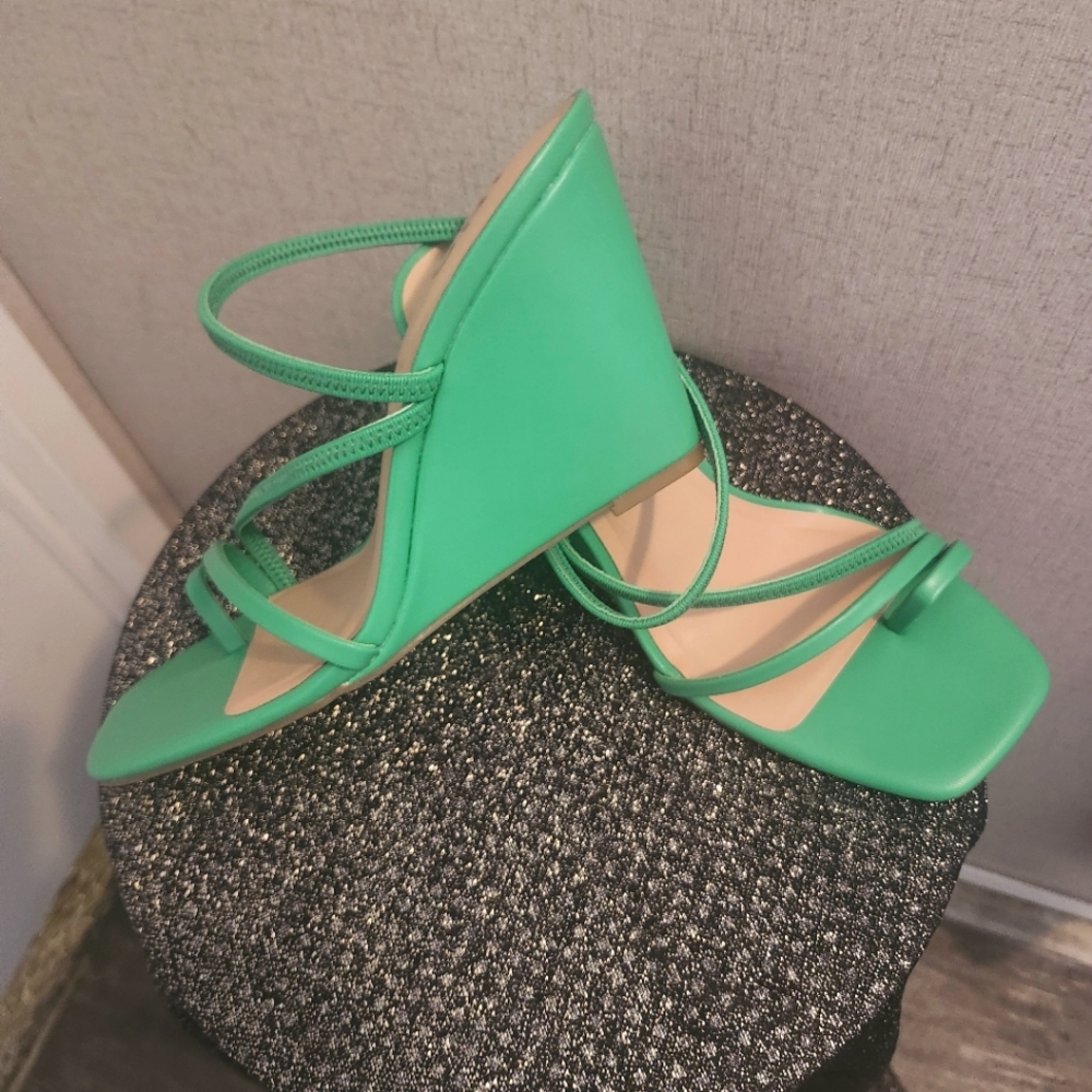 INC International Concepts Women's Green Strappy Sandals Size 8.5 NWOT - Picture 2 of 4